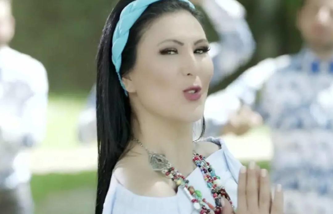 &Uuml;nl&uuml; şarkıcı Ayşe Din&ccedil;er, 117 yaşındaki ninesinin uzun &ouml;m&uuml;r sırrını a&ccedil;ıkladı! "Tereyağı, limonata..."