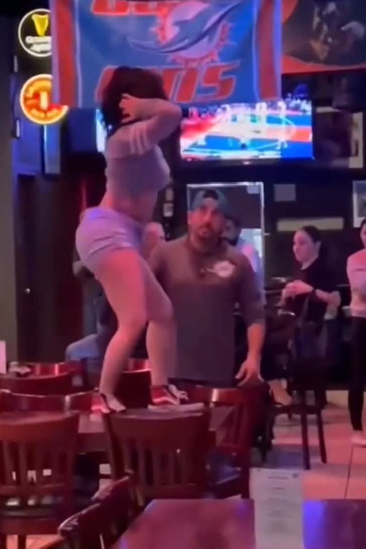 Alkolü fazla kaçıran kadın mekanın ortasında kendisini kaybetti! Masanın üzerine çıkıp dans etti... Yetmedi üzerini çıkarttı G1
