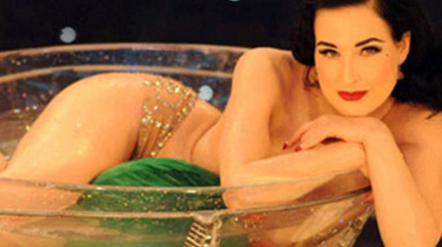 Dita Von Teese yine b&uuml;y&uuml;ledi!