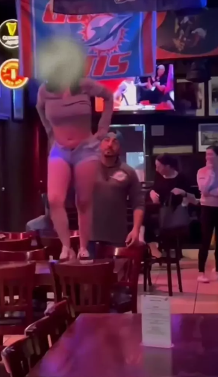 Alkolü fazla kaçıran kadın mekanın ortasında kendisini kaybetti! Masanın üzerine çıkıp dans etti... Yetmedi üzerini çıkarttı G2
