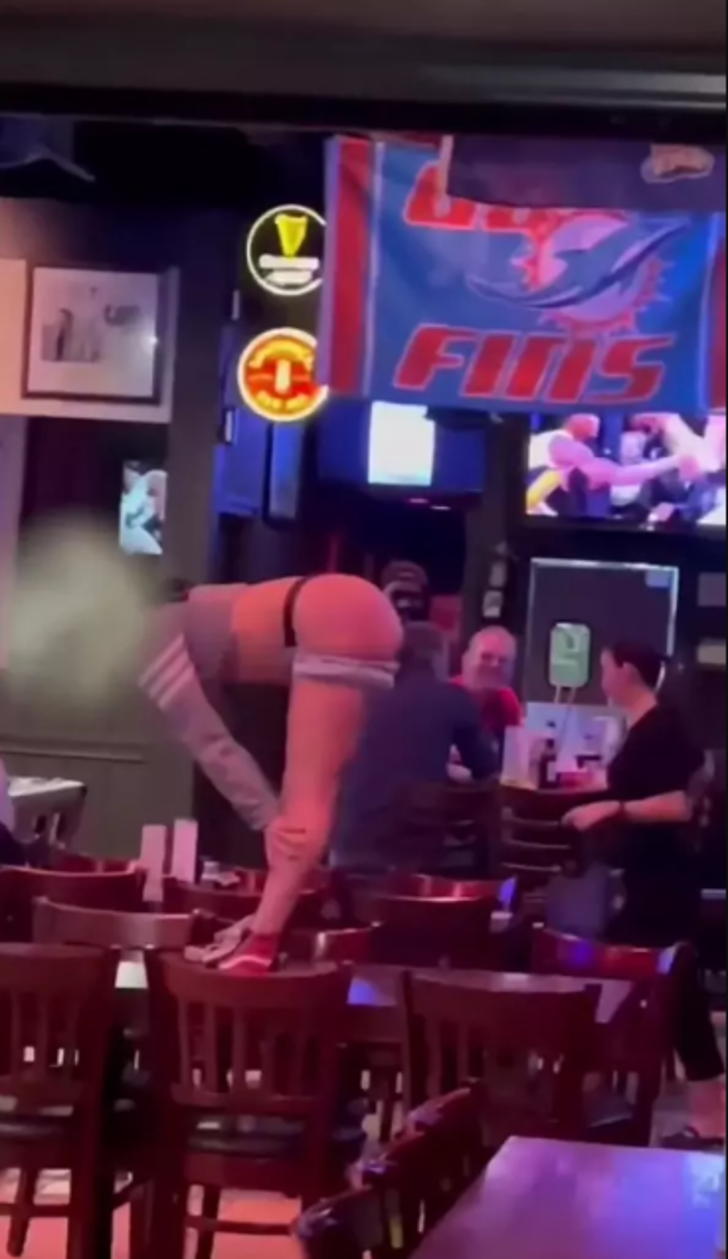 Alkolü fazla kaçıran kadın mekanın ortasında kendisini kaybetti! Masanın üzerine çıkıp dans etti... Yetmedi üzerini çıkarttı G3