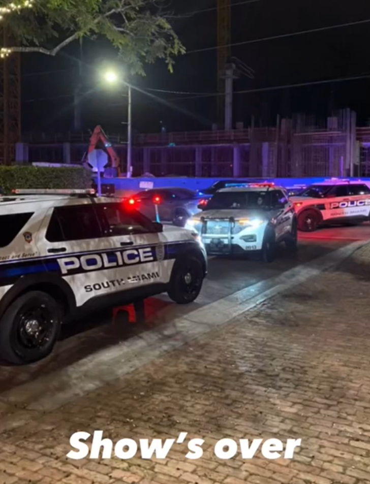 Alkolü fazla kaçıran kadın mekanın ortasında kendisini kaybetti! Masanın üzerine çıkıp dans etti... Yetmedi üzerini çıkarttı G4