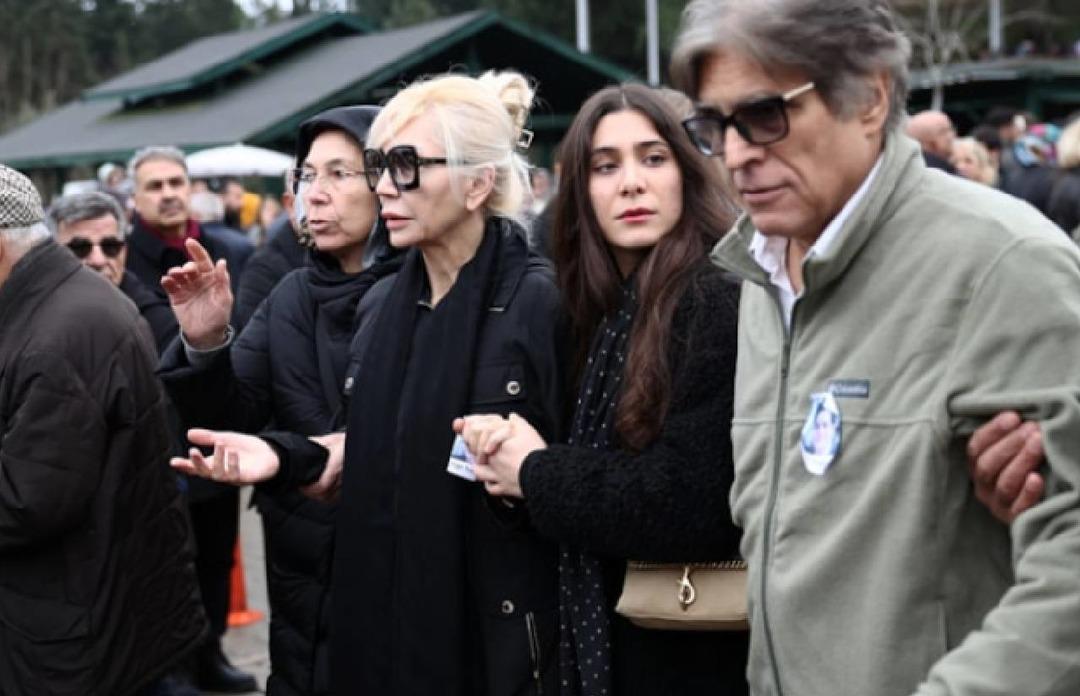 H&uuml;lya Yiğitalp'in evlat acısı! Uzay m&uuml;hendisi oğlu korkun&ccedil; kazada hayatını kaybetmişti... Son yolculuğuna uğurlandı