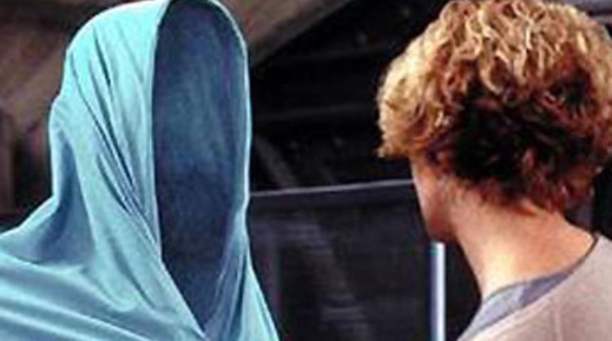 G&ouml;r&uuml;nmezlik yolunda g&ouml;r&uuml;n&uuml;r adım