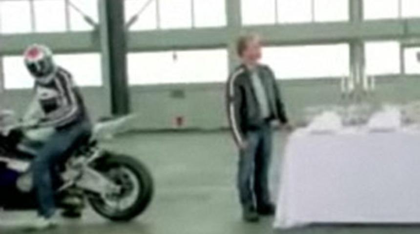 R&uuml;zgardan hızlı motosiklet!