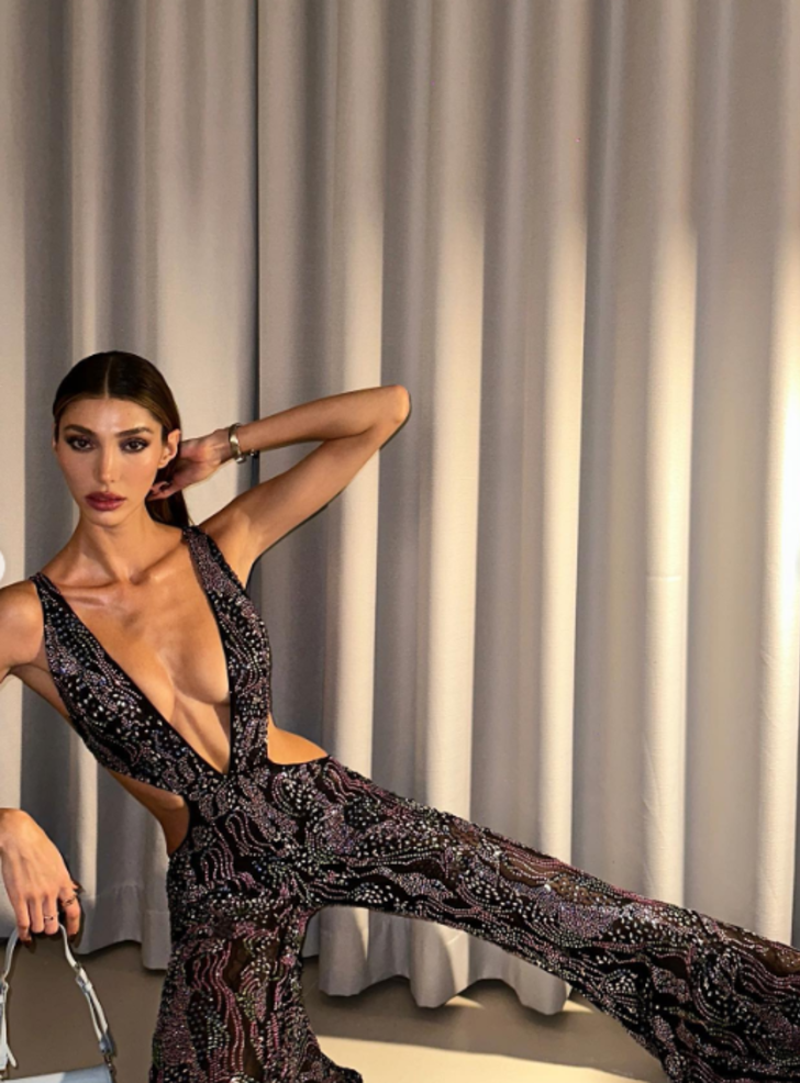 2018 Türkiye güzeli ünlü model Şevval Şahin derin göğüs dekolteli tulumuyla poz verdi! Pozlara beğeni ve yorum yağdı G1