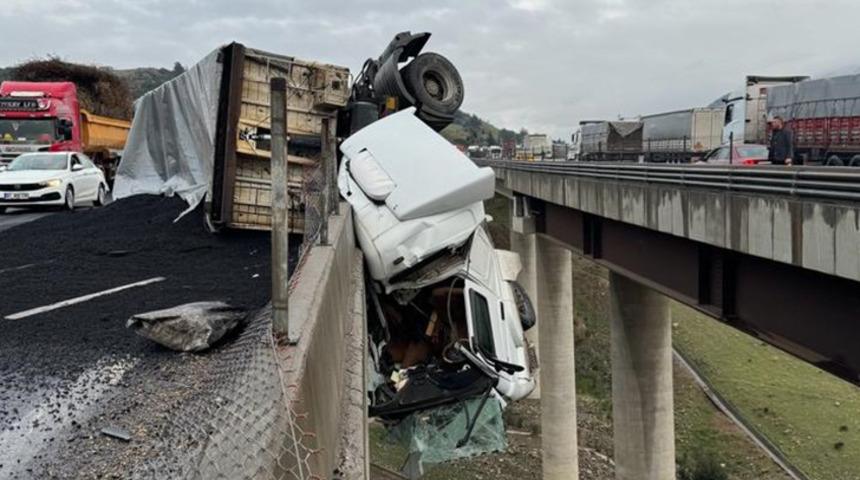 Tır viyadükte asılı kaldı: Sürücü metrelerce sürüklenerek aşağı düştü!