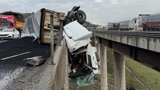 Tır viyadükte asılı kaldı: Sürücü metrelerce sürüklenerek aşağı düştü!