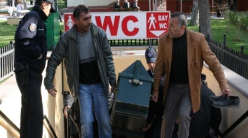 Ecel tuvalette yakaladı