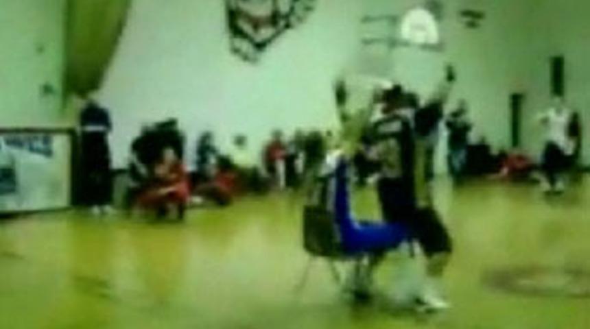 &Ouml;ğretmenin kucak dansı