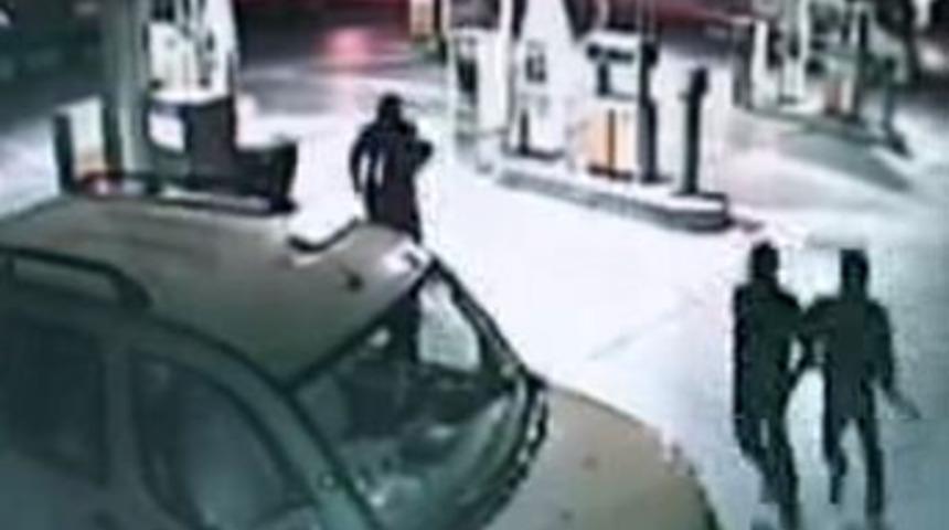 D&ouml;ner bı&ccedil;ağıyla taksiciye saldırdılar!