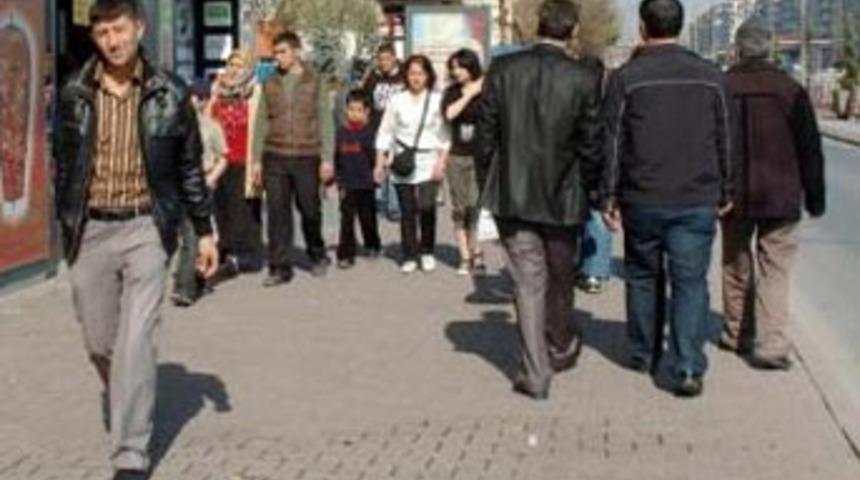 Kaldırımda y&uuml;r&uuml;yenlere ateş a&ccedil;ıldı!