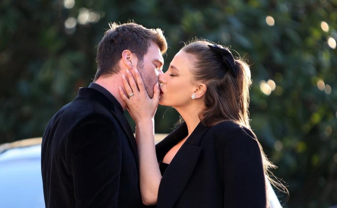 Aile'nin final b&ouml;l&uuml;m&uuml; sosyal medyada g&uuml;ndem oldu! Kıvan&ccedil; Tatlıtuğ ve Serenay Sarıkaya'ya &ouml;vg&uuml; yağdı 