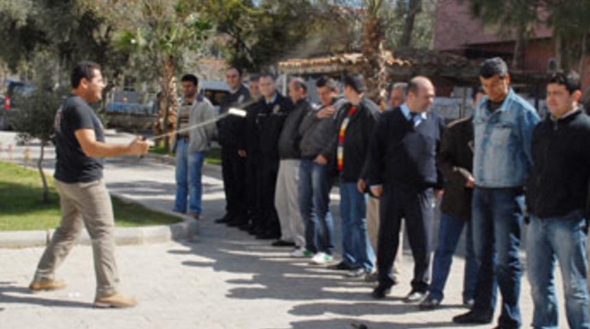 Emniyet amiri polislere biber gazı sıktı