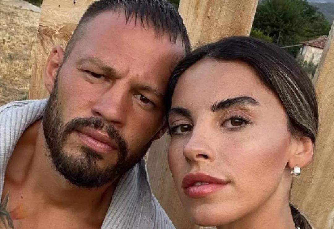 Avatar Atakan boks dersi verdiği karısını tek yumrukla yere serdi! Karısının tepkisi &ccedil;ok konuşuldu