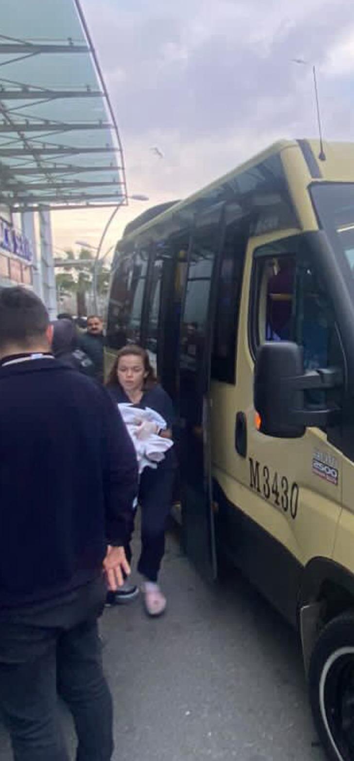 'Kucağımızda bir bebekle bindik, iki bebekle indik' Yolcu minibüsünde doğum! "Adını 'Ebe Hakan' koyduk" G5