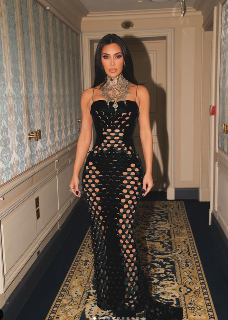 Kim Kardashian defileye boynundaki ihtişamlı gümüş kolye ve bol dekolteli vücuda yapışan elbisesiyle katıldı! Göz kamaştırdı G4