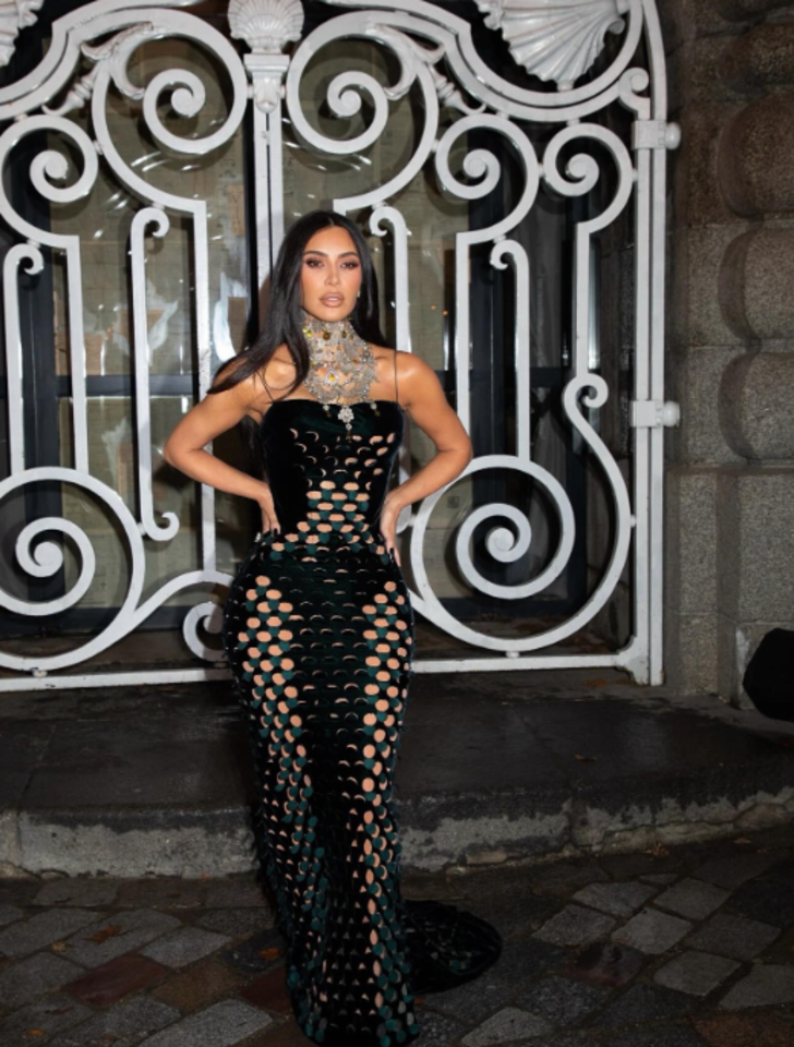 Kim Kardashian defileye boynundaki ihtişamlı gümüş kolye ve bol dekolteli vücuda yapışan elbisesiyle katıldı! Göz kamaştırdı G1
