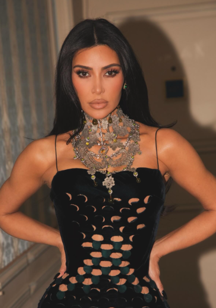 Kim Kardashian defileye boynundaki ihtişamlı gümüş kolye ve bol dekolteli vücuda yapışan elbisesiyle katıldı! Göz kamaştırdı G5