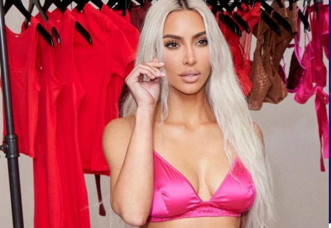 Kim Kardashian defileye boynundaki ihtişamlı g&uuml;m&uuml;ş kolye ve bol dekolteli v&uuml;cuda yapışan elbisesiyle katıldı! G&ouml;z kamaştırdı