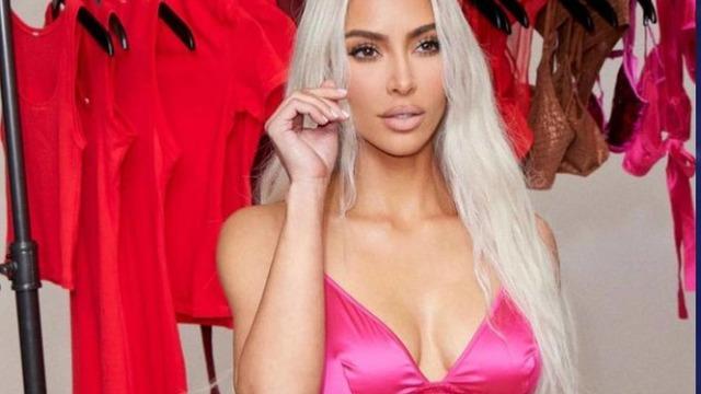 Kim Kardashian defileye boynundaki ihtişamlı gümüş kolye ve bol dekolteli vücuda yapışan elbisesiyle katıldı! Göz kamaştırdı