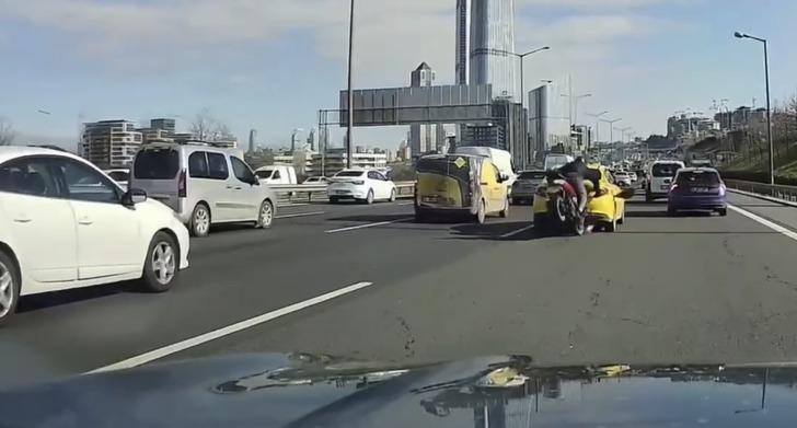 Saniyeler sonra yaşandı! Önce otomobilin aynasını yumrukladı... Sonra taksiye çarpıp takla attı G5