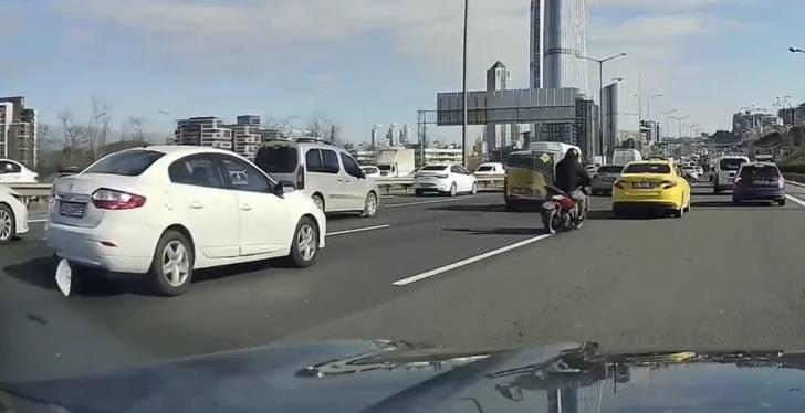 Saniyeler sonra yaşandı! Önce otomobilin aynasını yumrukladı... Sonra taksiye çarpıp takla attı G4