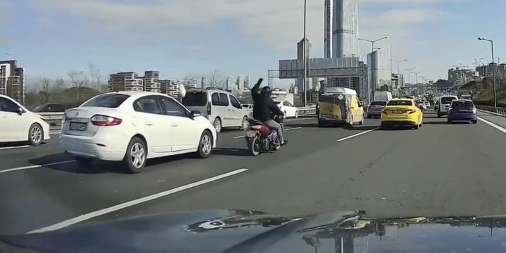 Saniyeler sonra yaşandı! Önce otomobilin aynasını yumrukladı... Sonra taksiye çarpıp takla attı G3