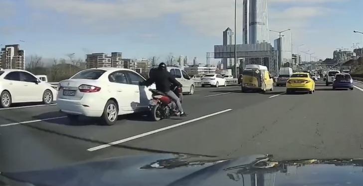 Saniyeler sonra yaşandı! Önce otomobilin aynasını yumrukladı... Sonra taksiye çarpıp takla attı G2
