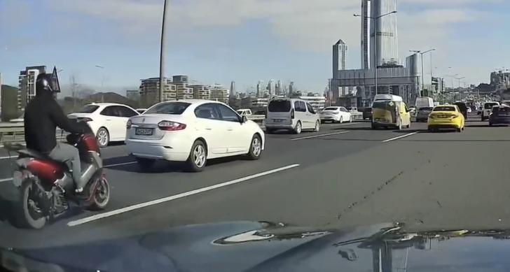 Saniyeler sonra yaşandı! Önce otomobilin aynasını yumrukladı... Sonra taksiye çarpıp takla attı G1