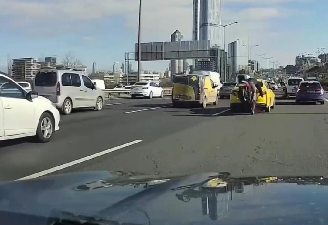 Saniyeler sonra yaşandı! &Ouml;nce otomobilin aynasını yumrukladı... Sonra taksiye &ccedil;arpıp takla attı