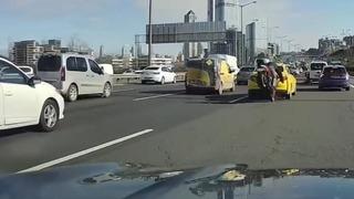 Saniyeler sonra yaşandı! Önce otomobilin aynasını yumrukladı... Sonra taksiye çarpıp takla attı