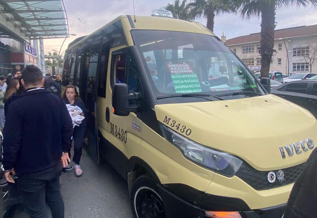 'Kucağımızda bir bebekle bindik, iki bebekle indik' Yolcu minib&uuml;s&uuml;nde doğum! "Adını 'Ebe Hakan' koyduk"