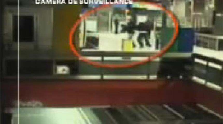 D&ouml;v&uuml;p raylara attılar