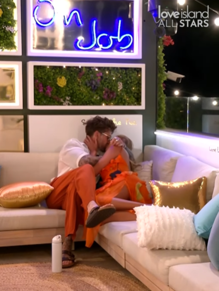 Eski Love Island yıldızı Arabella Chi, All Star'da fırtına gibi esti! Öpüştüğü anları paylaşınca sosyal medyada gündem oldu G1