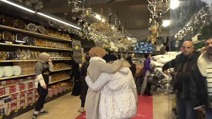 Ucuz olduğunu duyunca izdiham çıktı! Birbirlerini ezip çocuklarını kaybettiler G1