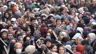 Ucuz olduğunu duyunca izdiham çıktı! Birbirlerini ezip çocuklarını kaybettiler