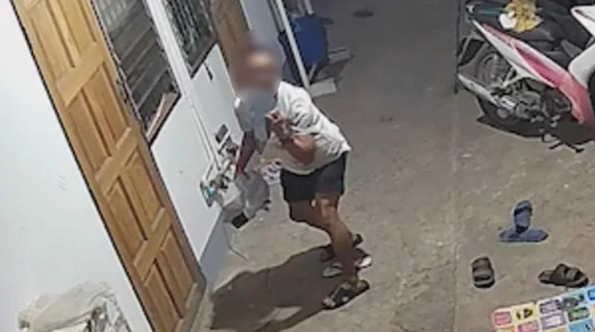 Sapık komşu g&uuml;venlik kamerasına takıldı! Kapının &ouml;n&uuml;ndeki terlikleri &ouml;nce koklayıp yaladı... Sonra &ccedil;alarak hızla uzaklaştı