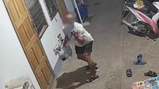 Sapık komşu güvenlik kamerasına takıldı! Kapının önündeki terlikleri önce koklayıp yaladı... Sonra çalarak hızla uzaklaştı