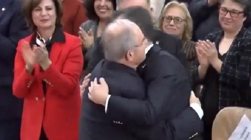 25 yıllık dönem sona erdi! Özgür Özel Yılmaz Büyükerşen'e böyle veda etti!