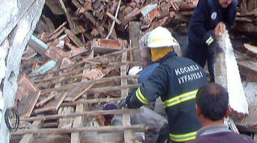 İnek direği devirdi; ev &ccedil;&ouml;kt&uuml;