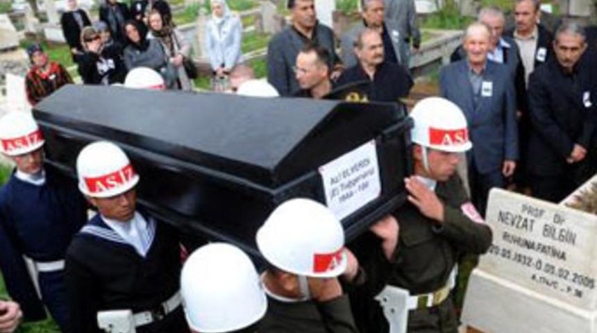 O hakim kara tabutla toprağa verildi