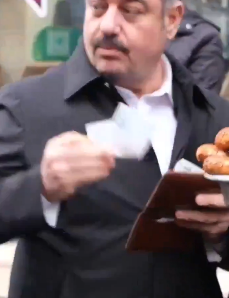 100 TL uzatınca... AK Parti'nin Diyarbakır adayı Mehmet Halis Bilden ile simit satan çocuğun diyaloğu gündem oldu G3