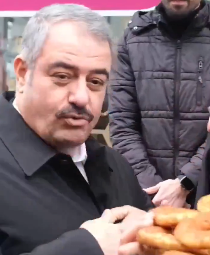 100 TL uzatınca... AK Parti'nin Diyarbakır adayı Mehmet Halis Bilden ile simit satan çocuğun diyaloğu gündem oldu G1