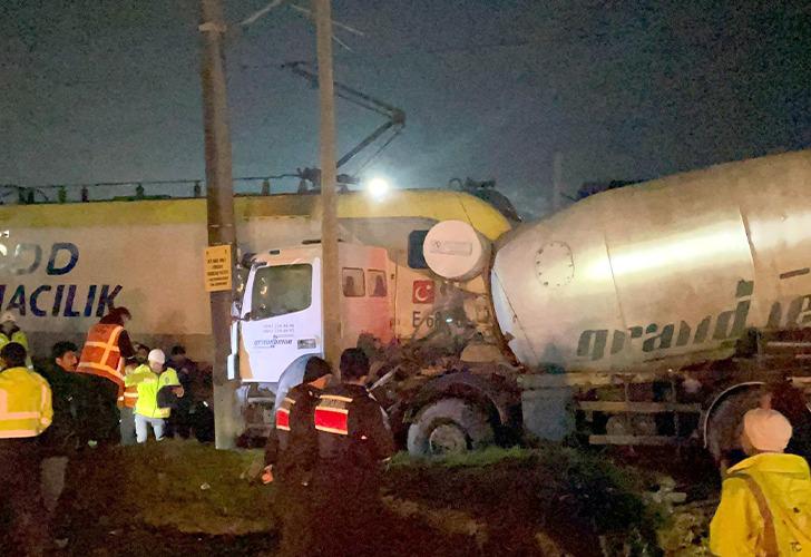 Yolcu treni beton mikserine çarptı! Demiryolu kısa süreliğine ulaşıma kapatıldı