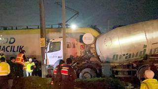 Yolcu treni beton mikserine çarptı! Demiryolu kısa süreliğine ulaşıma kapatıldı