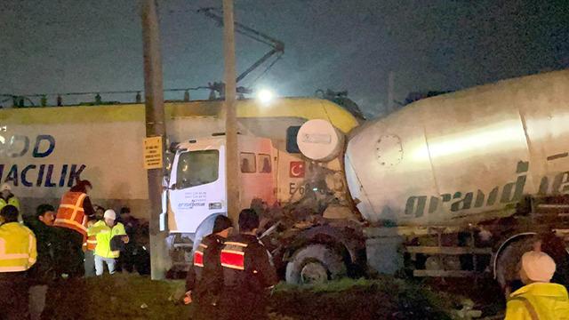 Yolcu treni beton mikserine çarptı! Demiryolu kısa süreliğine ulaşıma kapatıldı