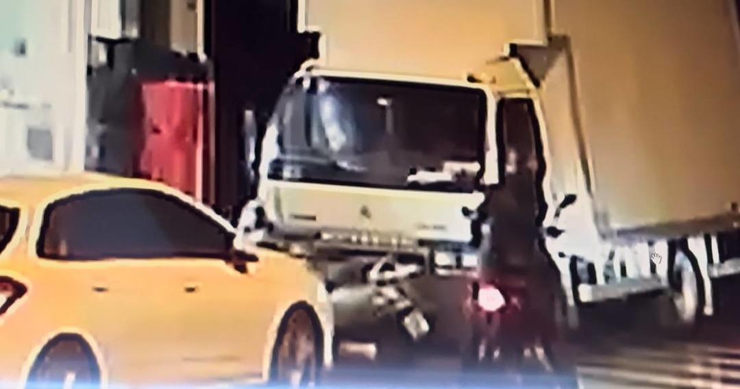 Kuaf&ouml;re silahlı saldırı kamerada! &Ouml;nce &ouml;n&uuml;nden defalarca ge&ccedil;ti, sonra ise silahını &ccedil;ıkartıp ateş a&ccedil;tı