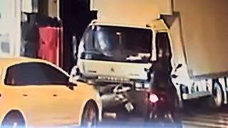 Kuaföre silahlı saldırı kamerada! Önce önünden defalarca geçti, sonra ise silahını çıkartıp ateş açtı