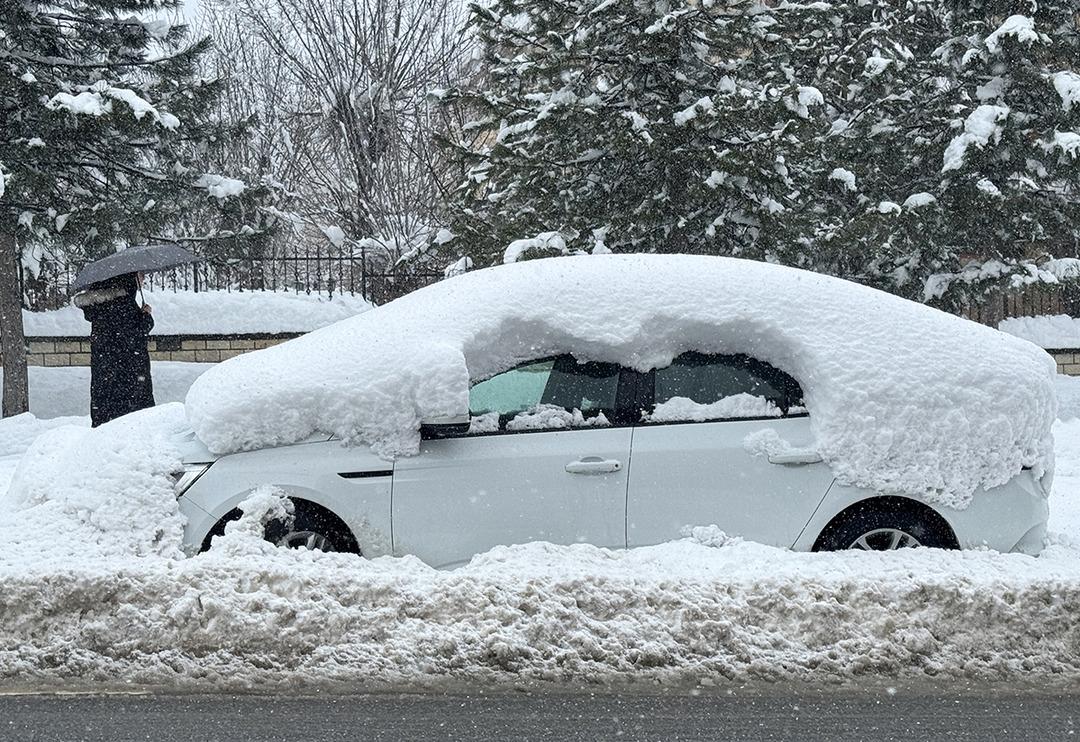 İstanbul'da kar bug&uuml;n! AKOM saat vererek duyardı: Haritadaki kalp detayı dikkat &ccedil;ekti